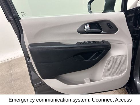 Used 2020 Chrysler Pacifica Touring-L image 31