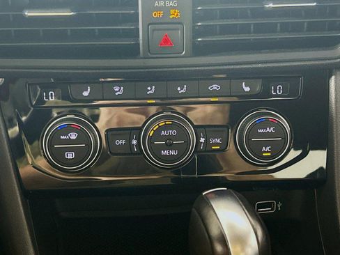 Used 2021 Volkswagen Jetta SE w/ SE Cold Weather Package FWD image 17