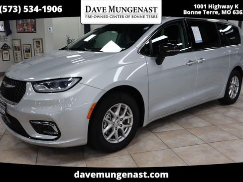 Used 2024 Chrysler Pacifica Touring-L FWD image 1