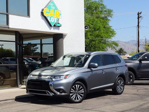 Used 2020 Mitsubishi Outlander SE image 2