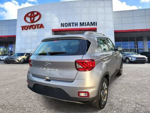 Used 2024 Hyundai Venue SEL FWD image 4