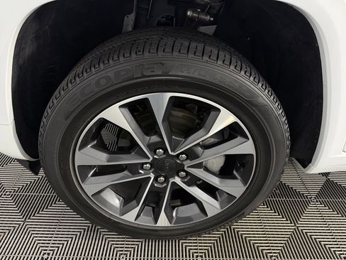 Used 2023 Jeep Grand Cherokee Overland RWD image 12
