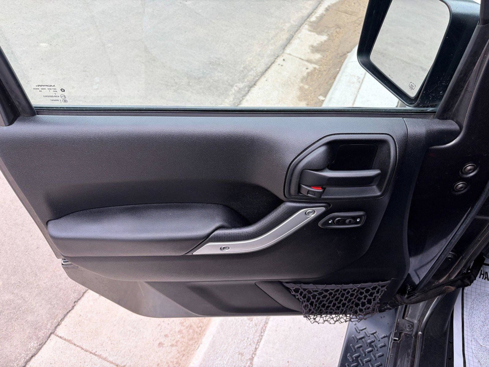 Used 2017 Jeep Wrangler Unlimited Sahara w/ Connectivity Group AWD/4WD image 9