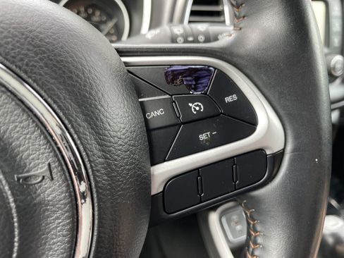 Used 2018 Jeep Compass Latitude FWD image 20