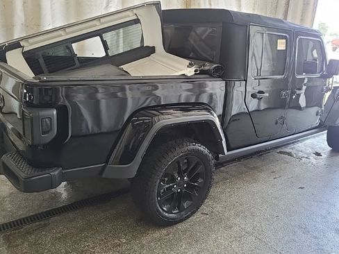 Used 2022 Jeep Gladiator Sport AWD/4WD image 3