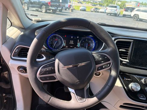 Used 2023 Chrysler Pacifica Touring-L FWD image 12