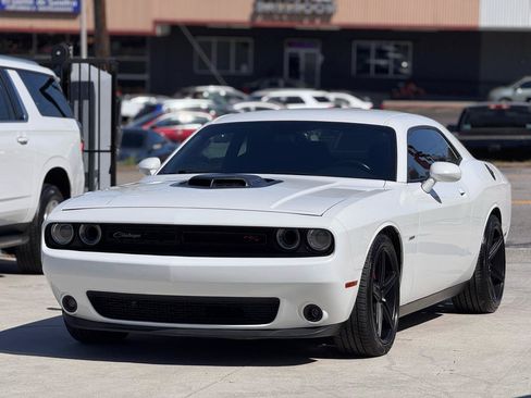 Used 2015 Dodge Challenger R/T RWD image 4