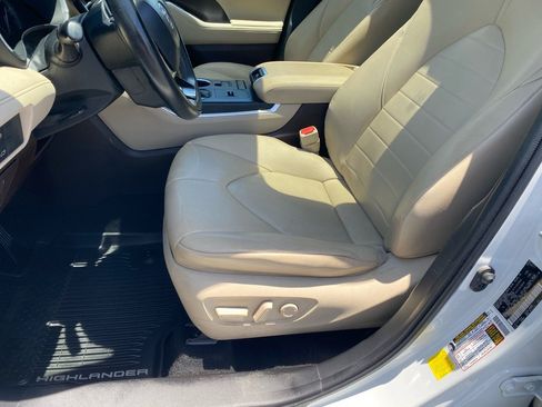 Used 2020 Toyota Highlander XLE FWD image 37