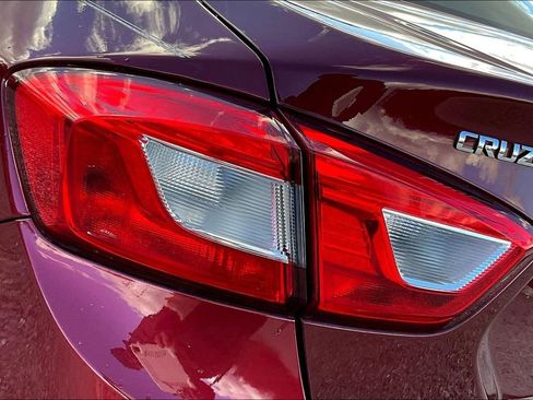 Used 2018 Chevrolet Cruze LT w/ Convenience Package image 19