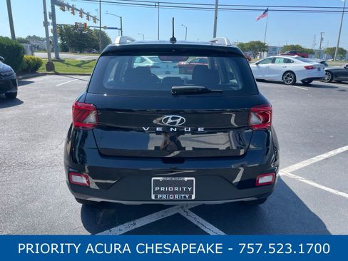 Used 2023 Hyundai Venue SEL FWD image 4