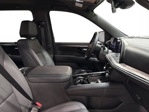 Used 2025 Chevrolet Suburban LT w/ Comfort Package AWD/4WD image 13