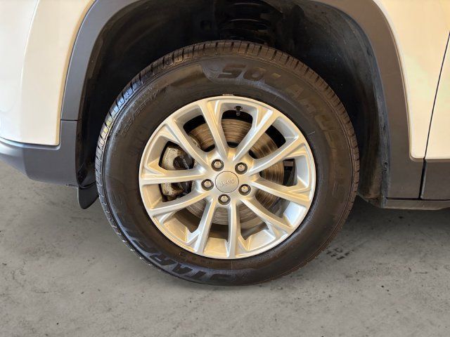 Used 2022 Jeep Cherokee Latitude Lux w/ Mopar Interior Package AWD/4WD image 15