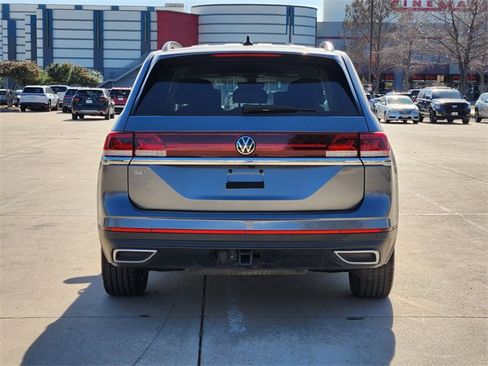 Used 2024 Volkswagen Atlas SE w/ Black Wheel Package image 6
