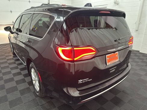 Used 2017 Chrysler Pacifica Touring-L FWD image 7