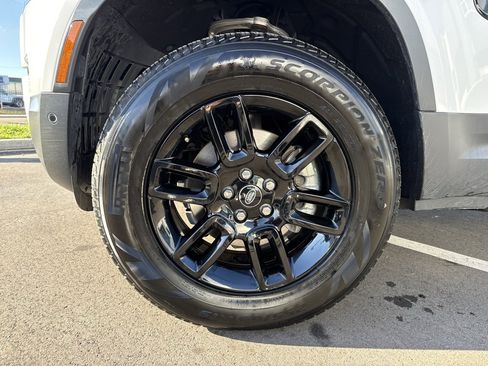 Used 2025 Land Rover Defender 110 S image 9