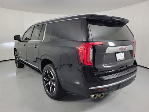 Used 2022 GMC Yukon XL Denali w/ Denali Premium Package image 3