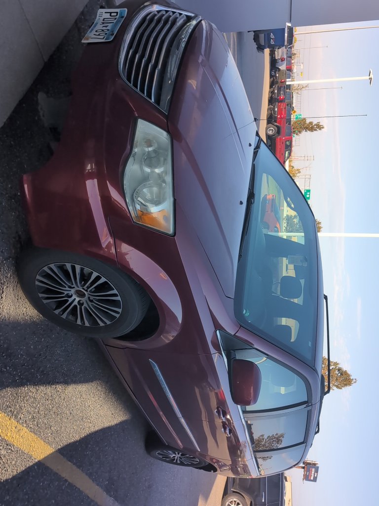 Used 2014 Chrysler Town & Country S FWD image 4