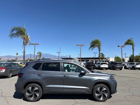 Used 2025 Volkswagen Taos SE AWD/4WD image 3