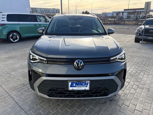 Certified 2025 Volkswagen Taos SE image 10