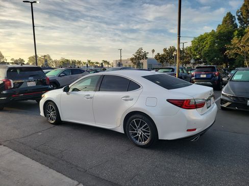 Used 2016 Lexus ES 350 w/ Navigation System Package FWD image 3