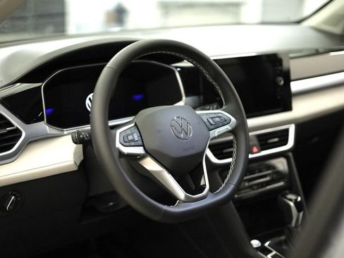 New 2026 Volkswagen Taos SE image 12