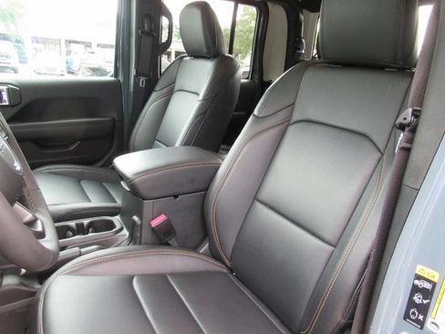 Used 2025 Jeep Gladiator Sport AWD/4WD image 21