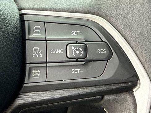 Used 2023 Jeep Grand Cherokee L Laredo RWD image 28