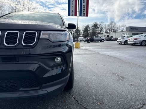 Used 2024 Jeep Compass Latitude w/ Convenience Group image 32