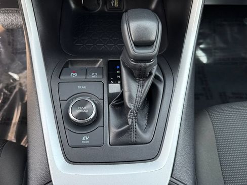 Used 2025 Toyota RAV4 LE AWD/4WD image 18