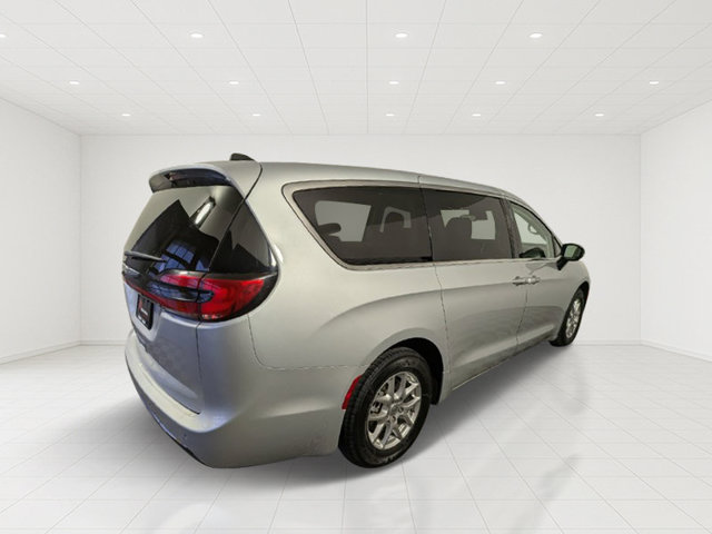 Used 2024 Chrysler Pacifica Touring-L FWD image 5