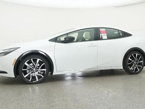 New 2025 Toyota Prius Plug-In Hybrid image 8