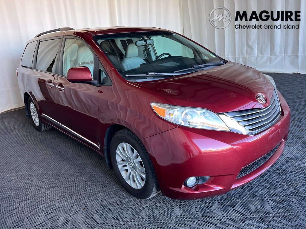 Used 2017 Toyota Sienna XLE FWD image 30