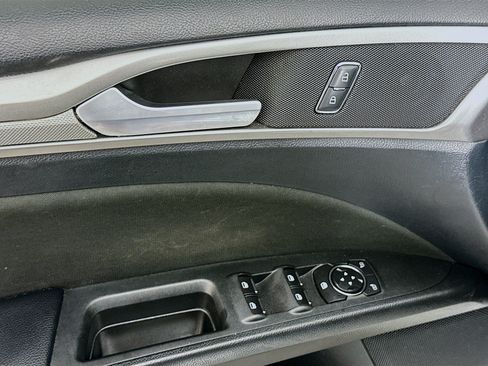 Used 2018 Ford Fusion SE w/ Fusion SE Technology Package FWD image 15