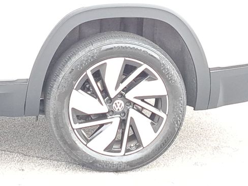 Used 2024 Volkswagen Atlas SE image 32