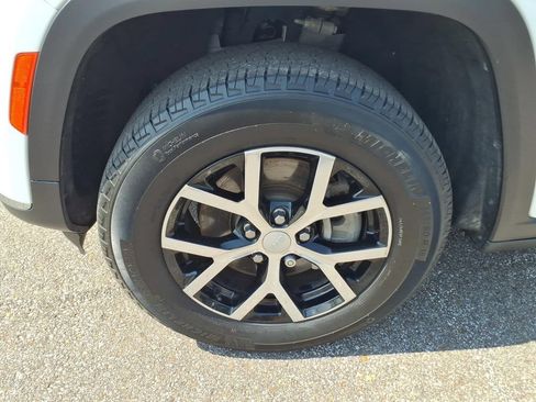 Used 2024 Jeep Grand Cherokee L Limited RWD image 9