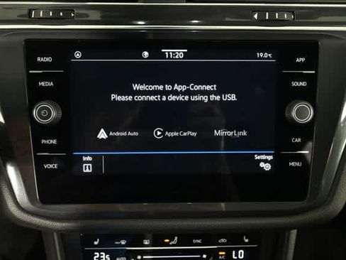 Used 2023 Volkswagen Tiguan SE w/ Panoramic Sunroof Package image 7