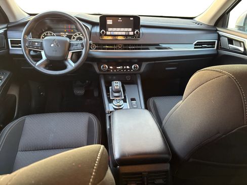Used 2024 Mitsubishi Outlander ES image 9