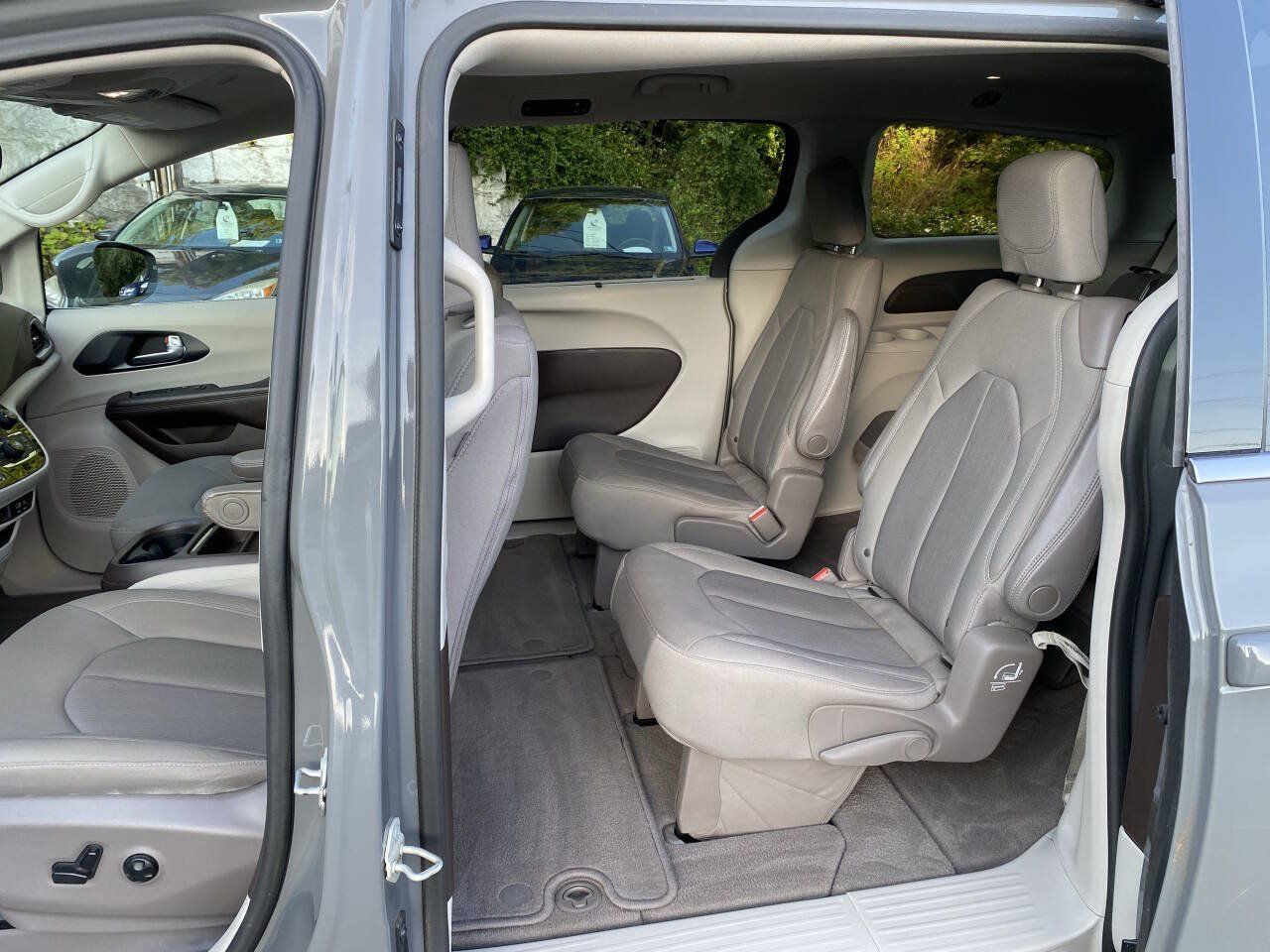 Used 2020 Chrysler Pacifica Touring FWD image 11