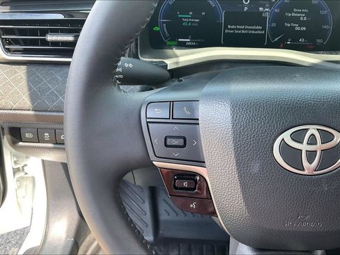 Used 2025 Toyota Camry XLE FWD image 11