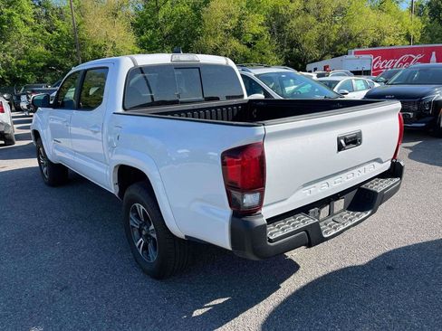 Used 2018 Toyota Tacoma TRD Sport image 3