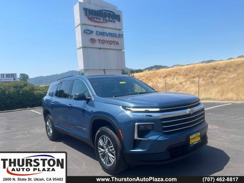 Used 2025 Chevrolet Traverse LT image 1