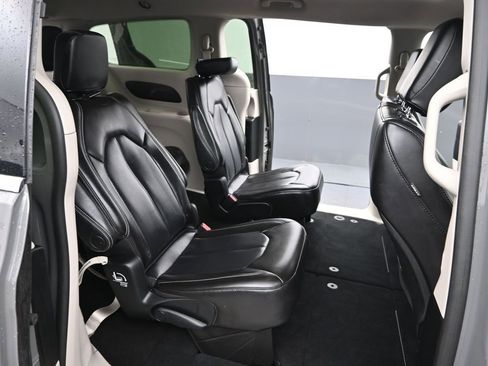 Used 2023 Chrysler Pacifica Touring-L image 23