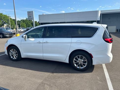 Used 2022 Chrysler Pacifica Touring-L AWD/4WD image 7