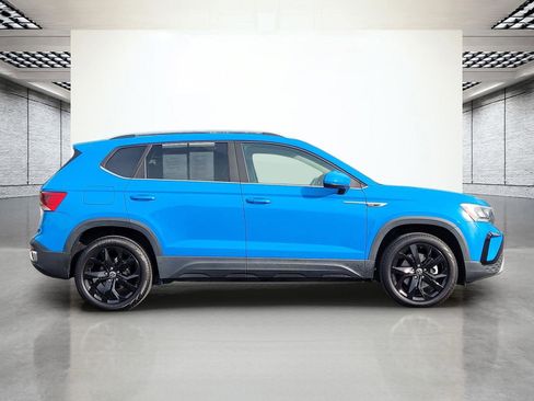 Used 2022 Volkswagen Taos SE w/ Panoramic Sunroof Package FWD image 4