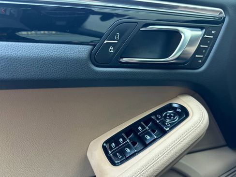 Used 2025 Porsche Macan image 12