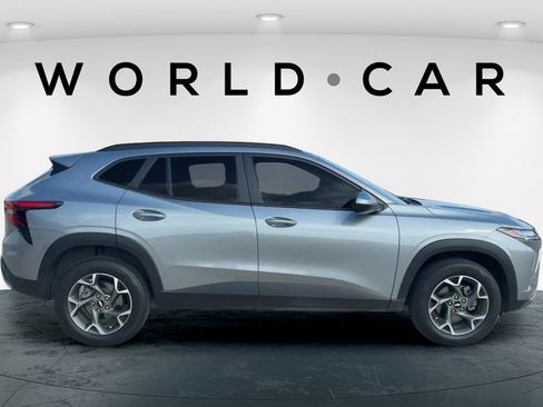 Used 2025 Chevrolet Trax LT w/ LT Convenience Package FWD image 3