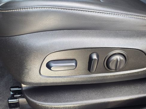 Used 2023 GMC Acadia SLT image 12