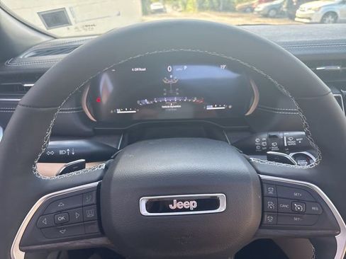 Used 2023 Jeep Grand Cherokee L Limited w/ Luxury Tech Group II AWD/4WD image 17