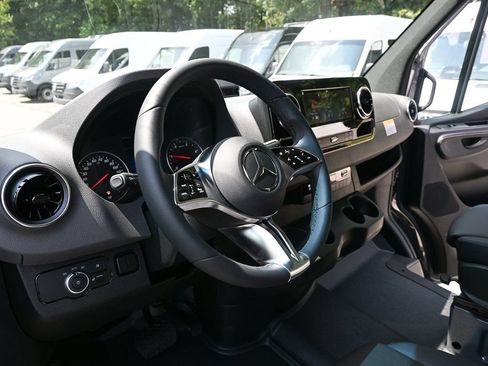 Used 2025 Mercedes-Benz Sprinter 2500 image 6
