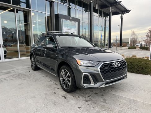 Used 2023 Audi Q5 2.0T Premium w/ Convenience Package image 3